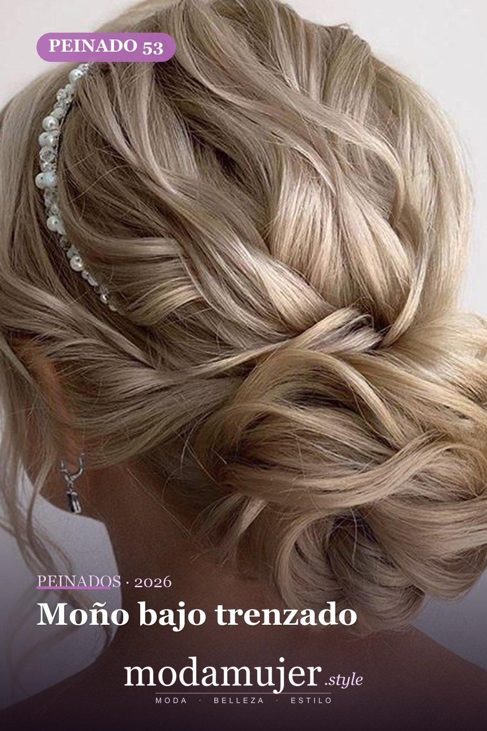 Moño bajo trenzado — 62 ideas de peinados románticos para bodas y ocasiones especiales