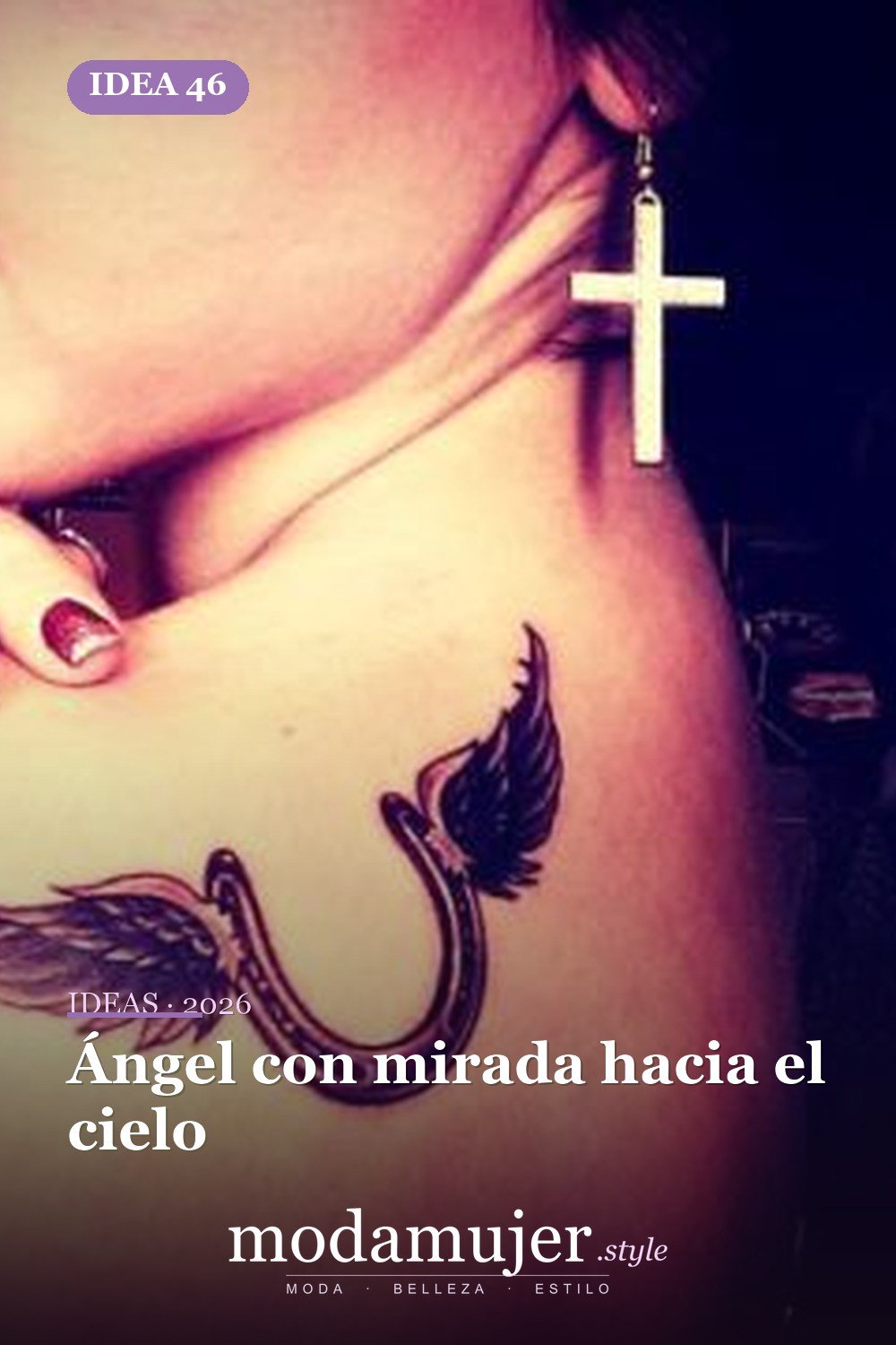 Ángel con mirada hacia el cielo — 67 hermosos tatuajes de ángel celestial para niñas