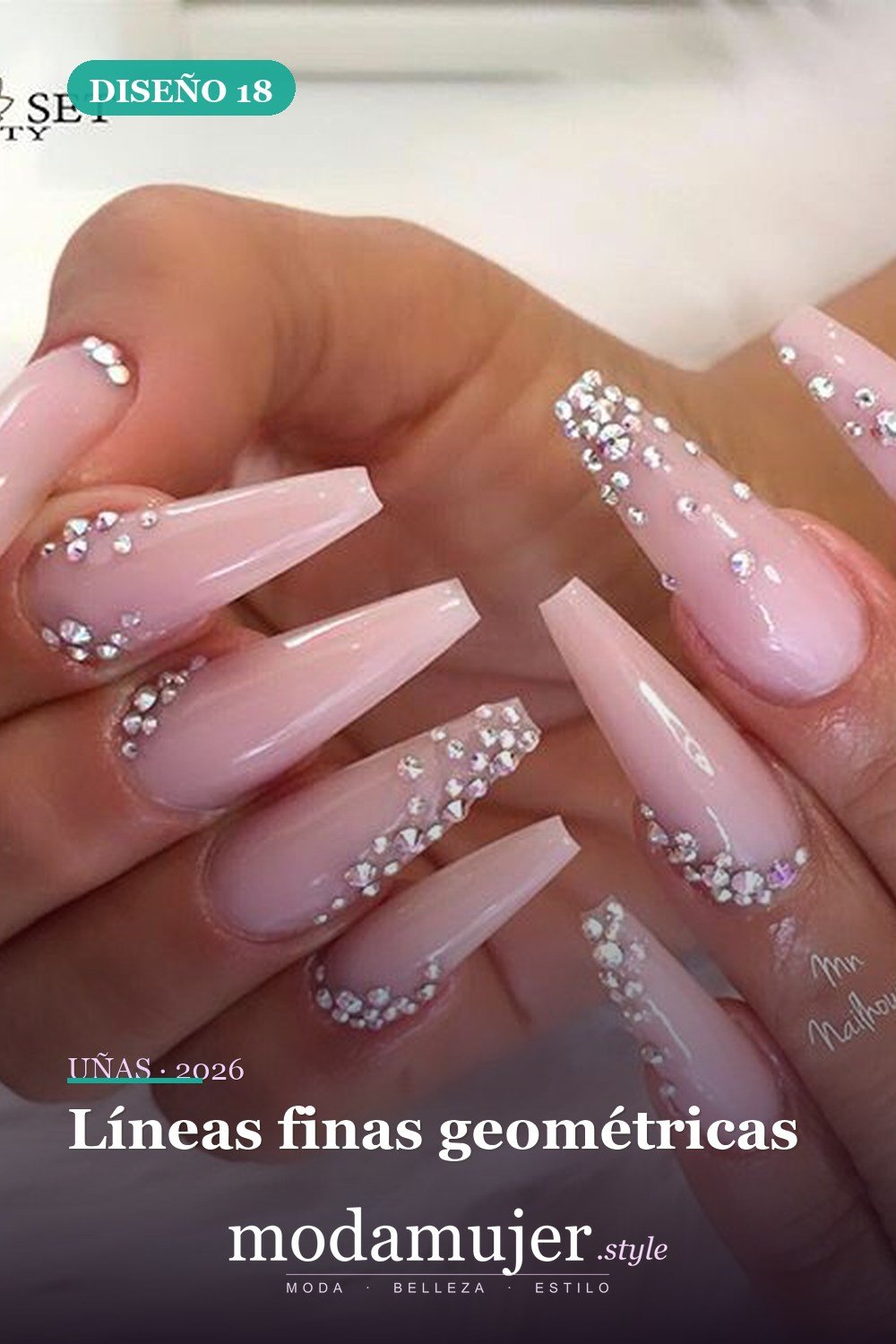 Líneas finas geométricas — 69 ideas de diseño completo de uñas para inspirar tu próxima manicura
