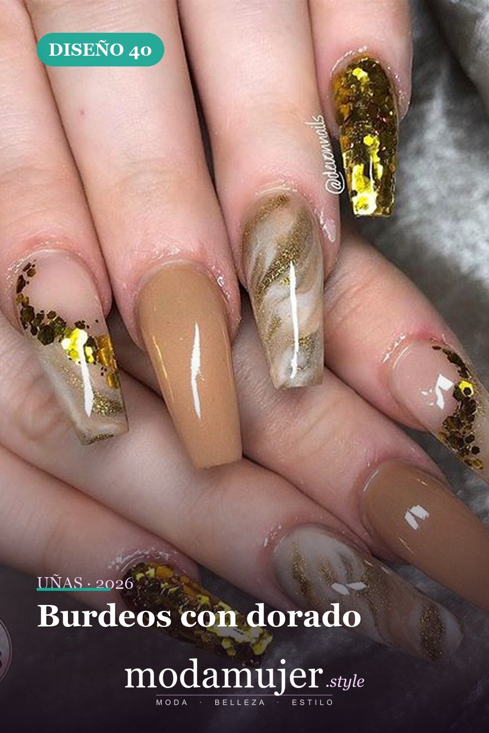 Burdeos con dorado — 69 ideas de diseño completo de uñas para inspirar tu próxima manicura