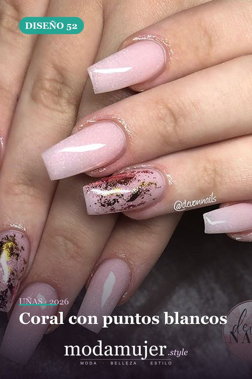 Coral con puntos blancos — 69 ideas de diseño completo de uñas para inspirar tu próxima manicura