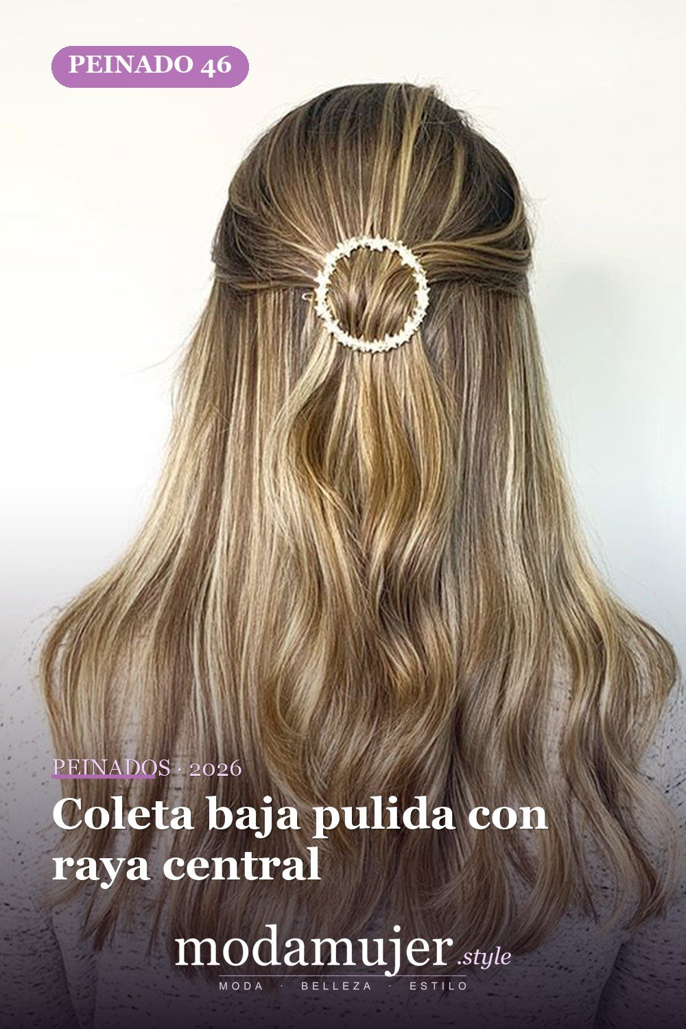 Coleta baja pulida con raya central — 72 peinados de moda cabello largo