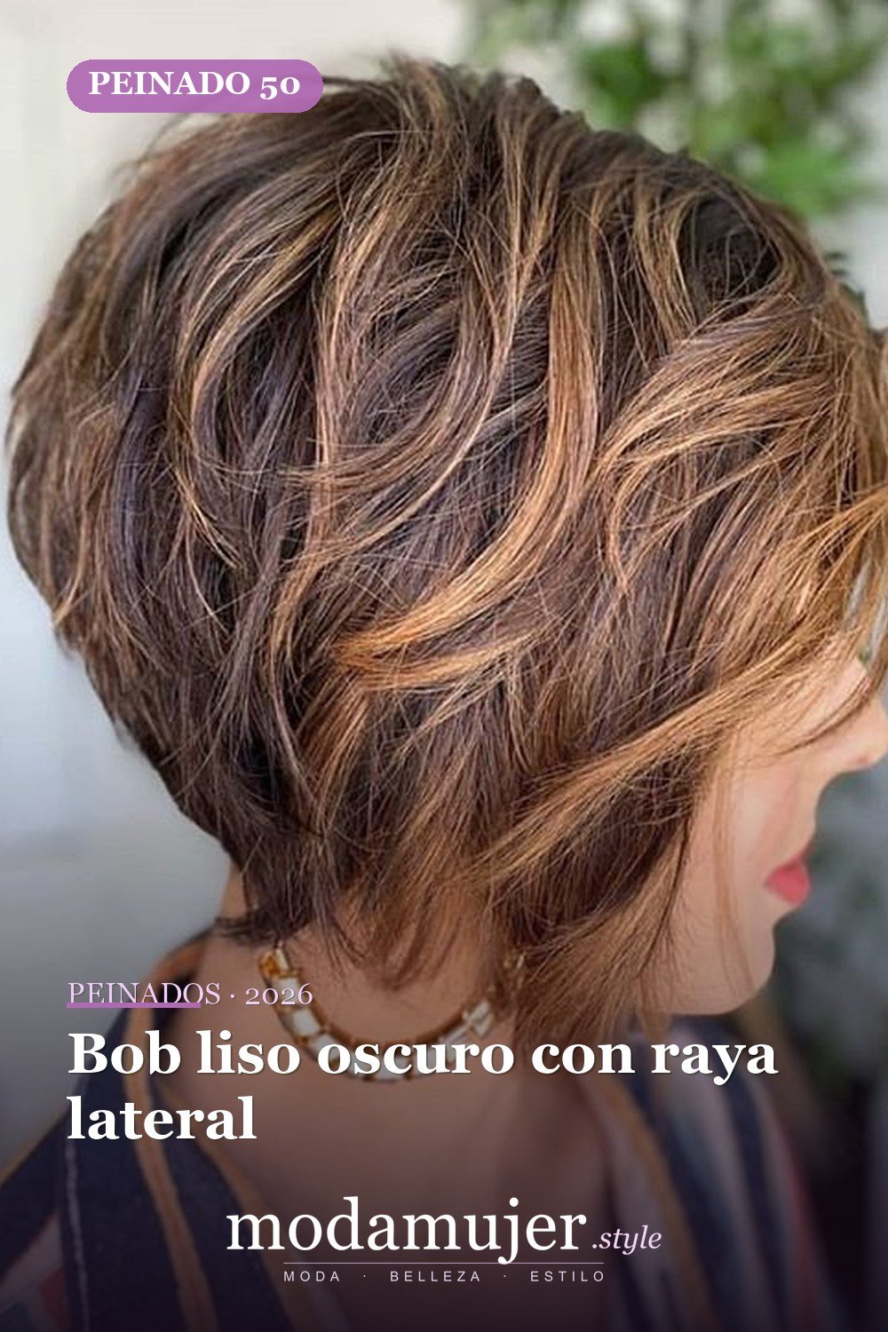 Bob liso oscuro con raya lateral — 72 peinados súper elegantes cortos Bob