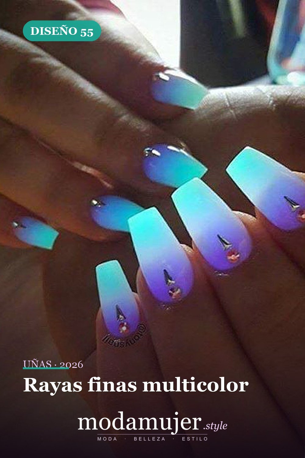Rayas finas multicolor — 81 Diseños de uñas fáciles para principiantes