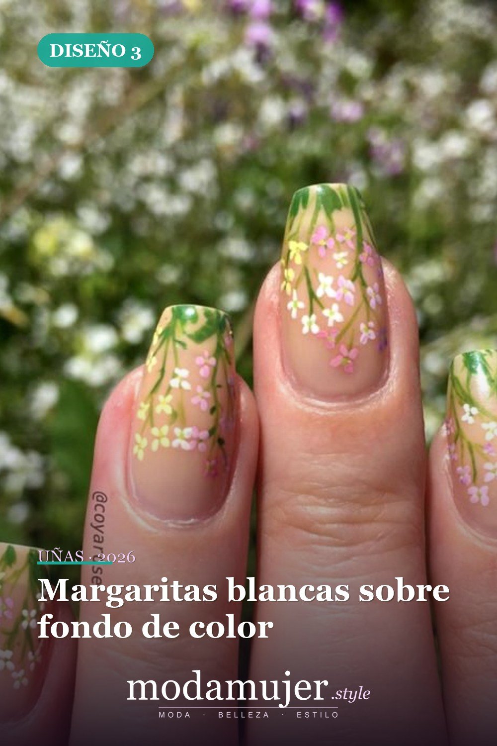 Margaritas blancas sobre fondo de color — Artista de Instagram pinta sus uñas con diseños florales