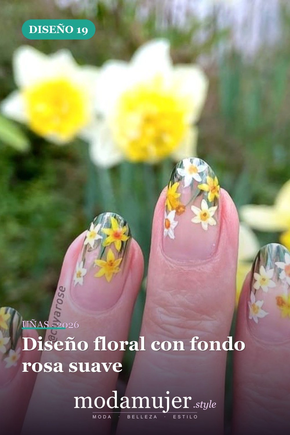 Diseño floral con fondo rosa suave — Artista de Instagram pinta sus uñas con diseños florales