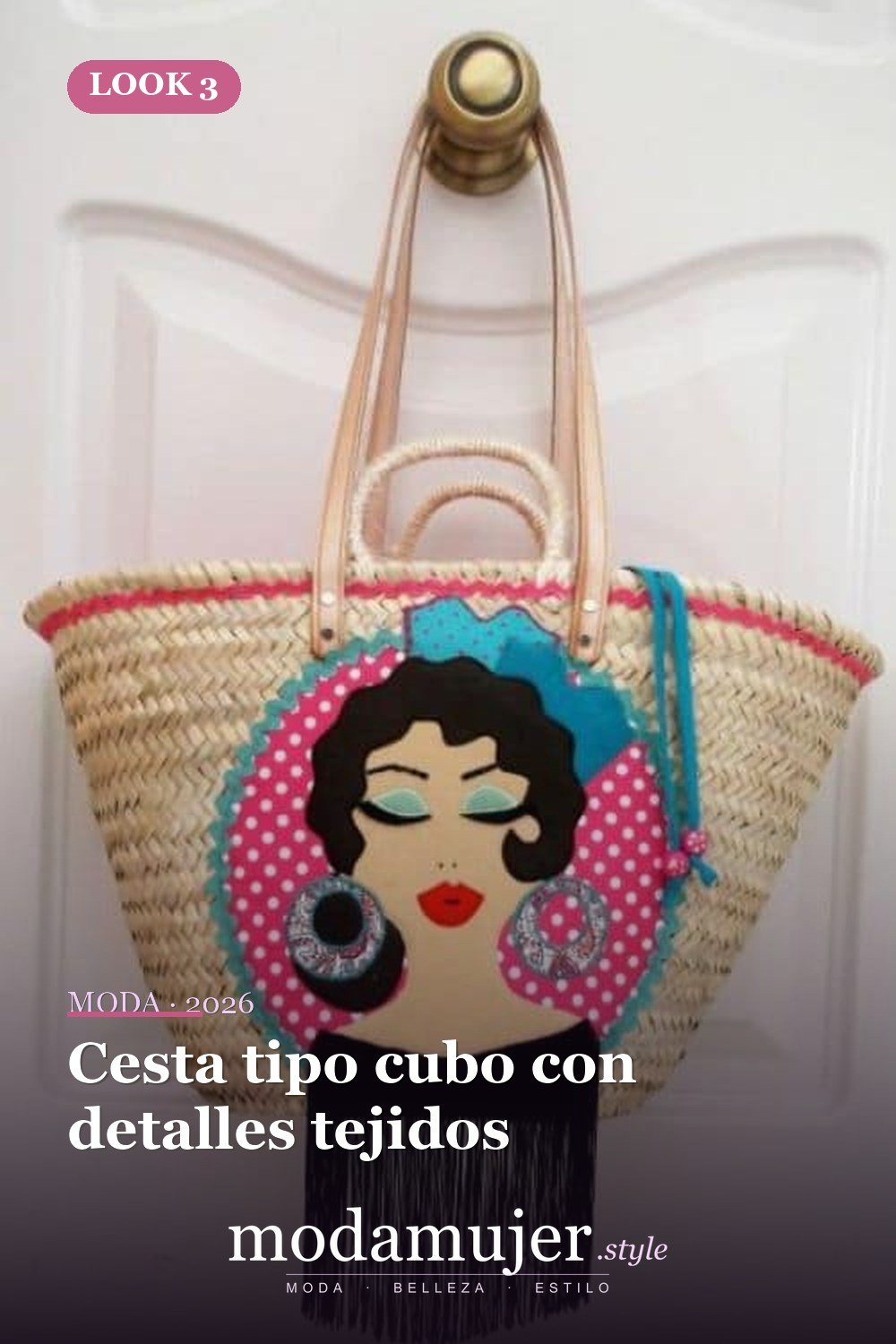 Cesta tipo cubo con detalles tejidos — Bolsas de playa de paja con pompones y flecos de colores