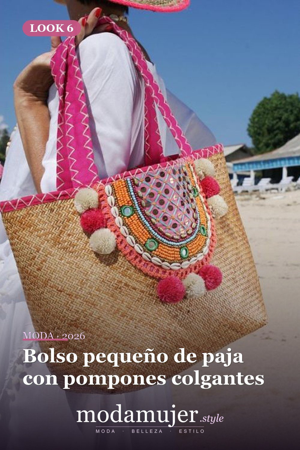 Bolso pequeño de paja con pompones colgantes — Bolsas de playa de paja con pompones y flecos de colores