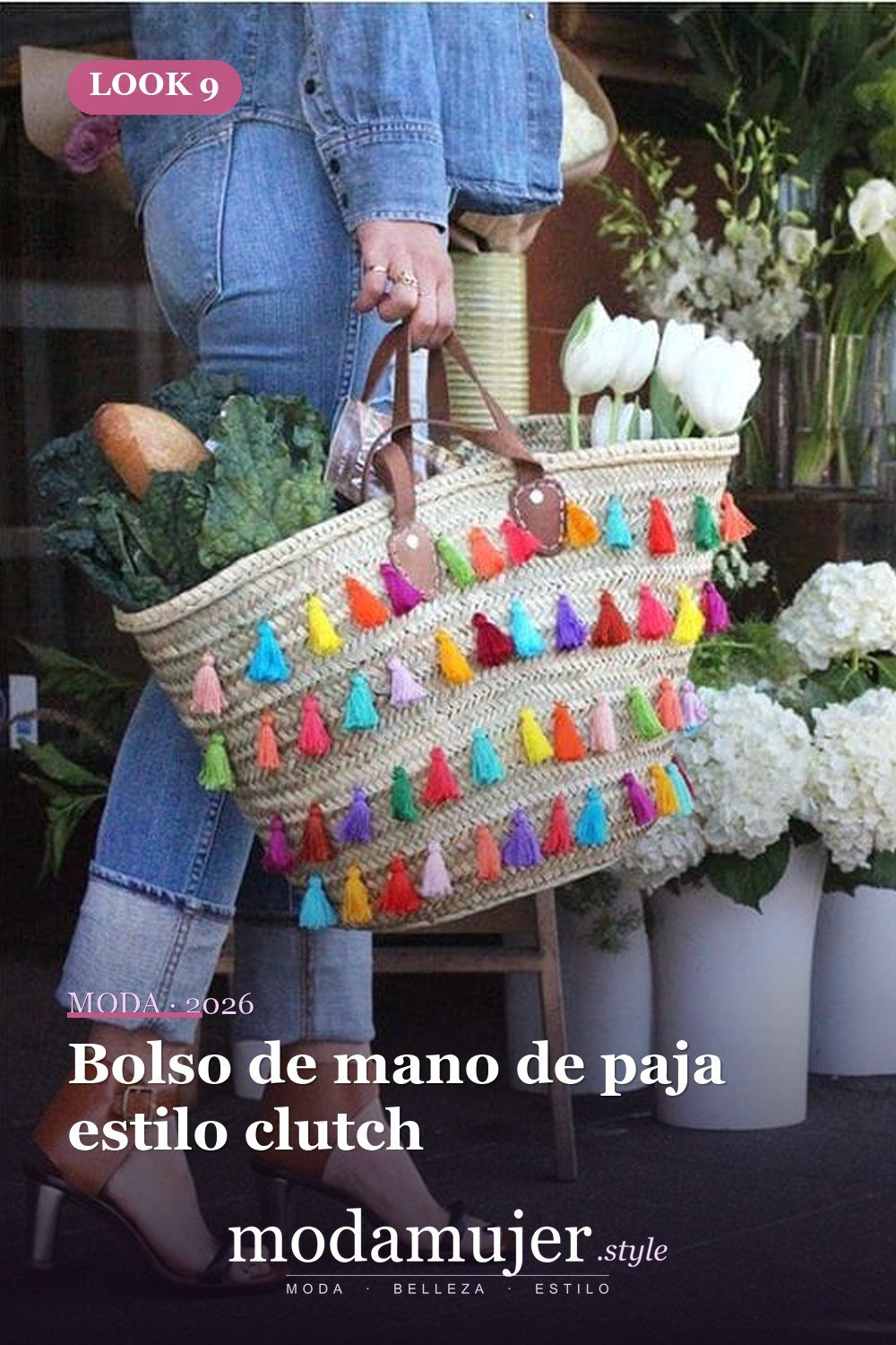 Bolso de mano de paja estilo clutch — Bolsas de playa de paja con pompones y flecos de colores