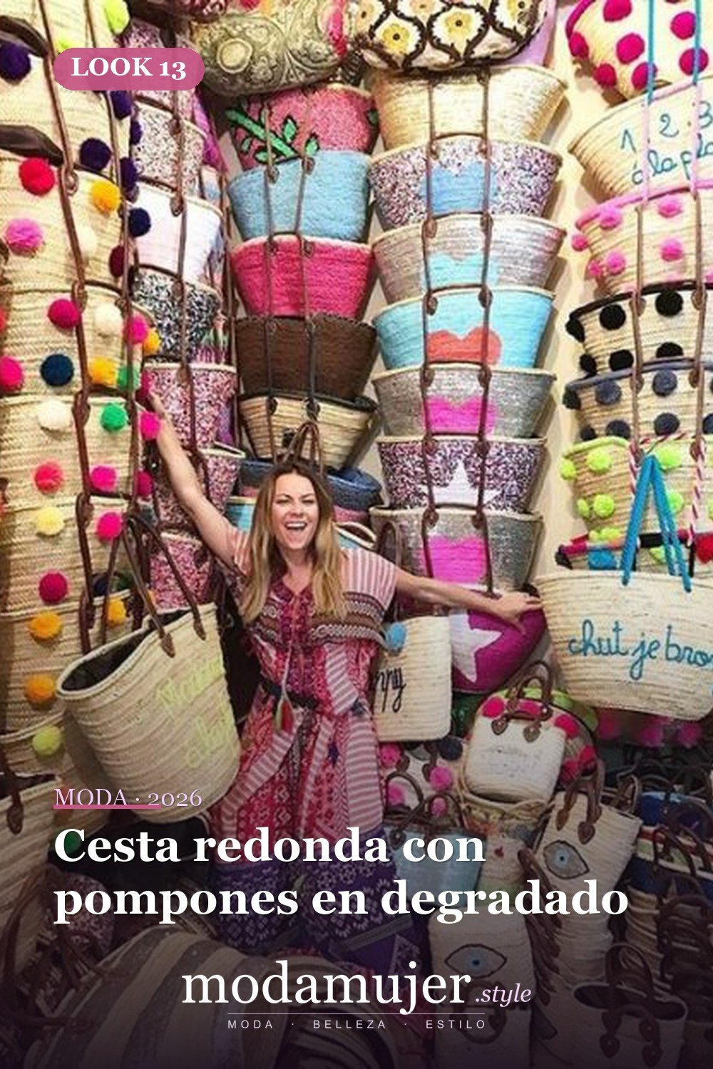 Cesta redonda con pompones en degradado — Bolsas de playa de paja con pompones y flecos de colores