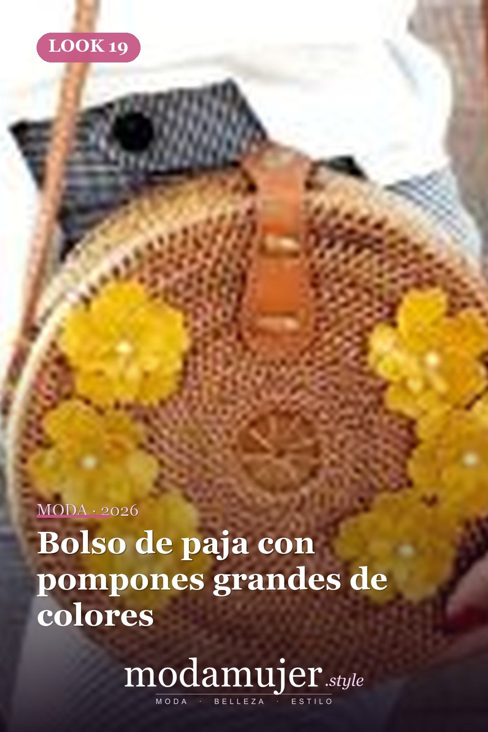 Bolso de paja con pompones grandes de colores — Bolsas de playa de paja con pompones y flecos de colores