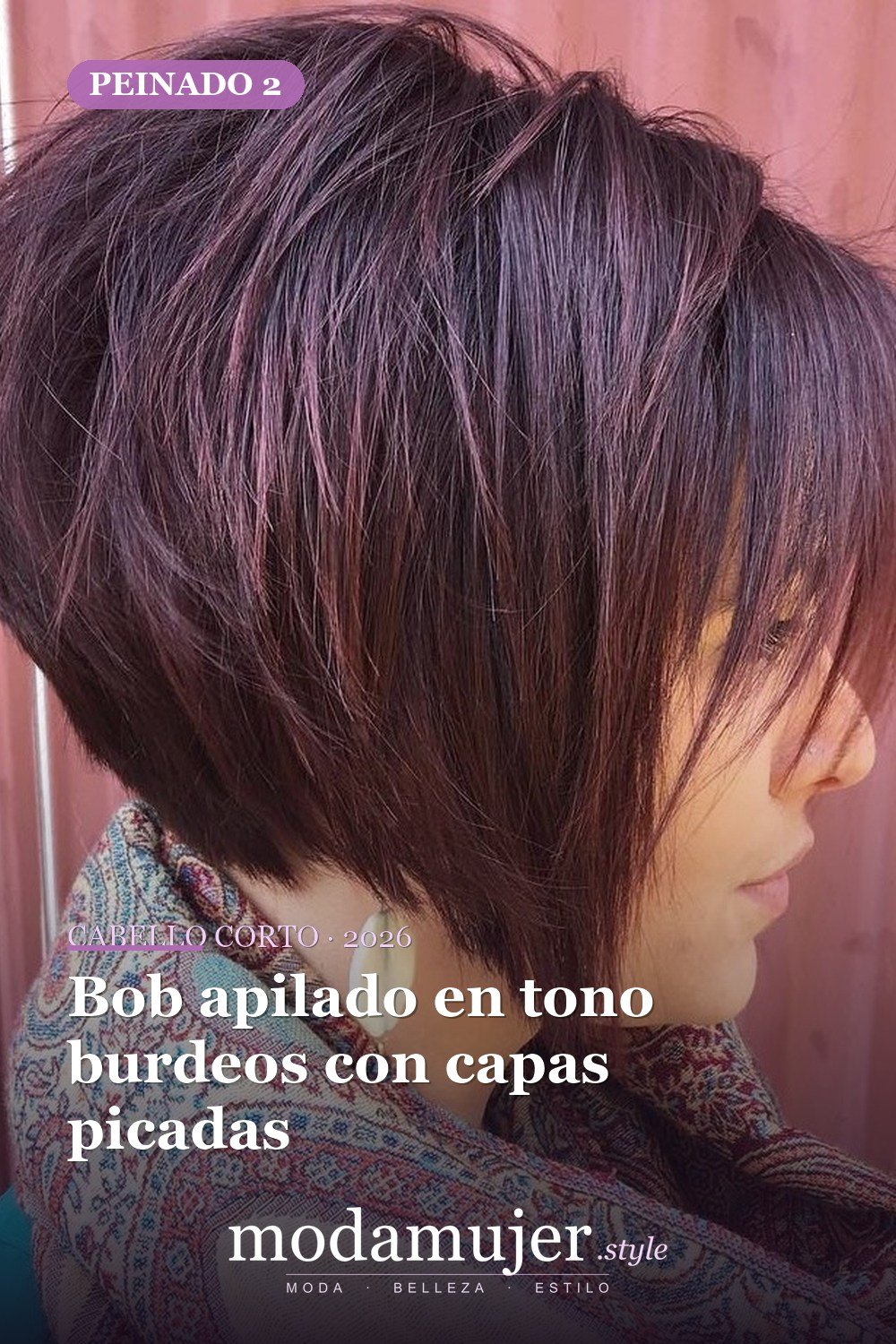 Bob apilado en tono burdeos con capas picadas — corte de cabello corto y picado para 2026