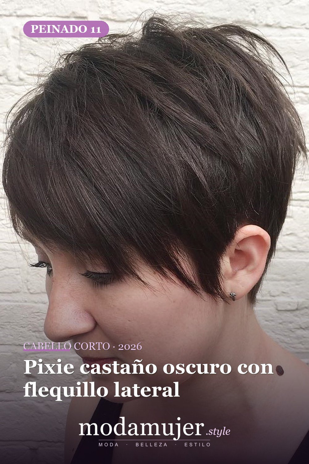 Pixie castaño oscuro con flequillo lateral — corte de cabello corto y picado para 2026
