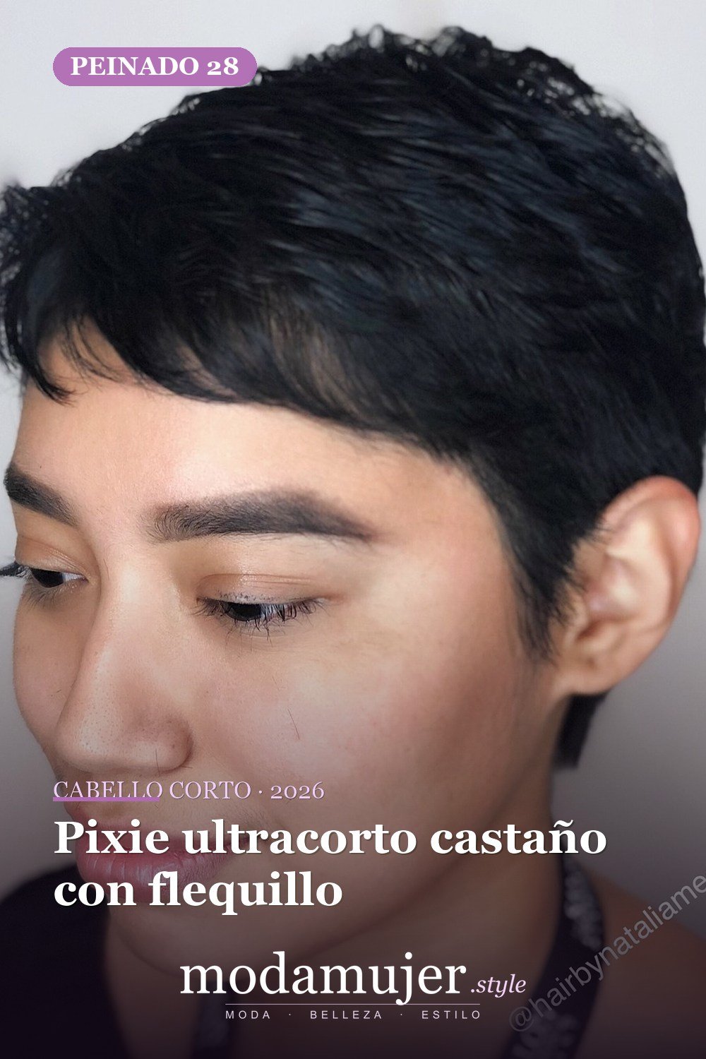 Pixie ultracorto castaño con flequillo — corte de cabello corto y picado para 2026