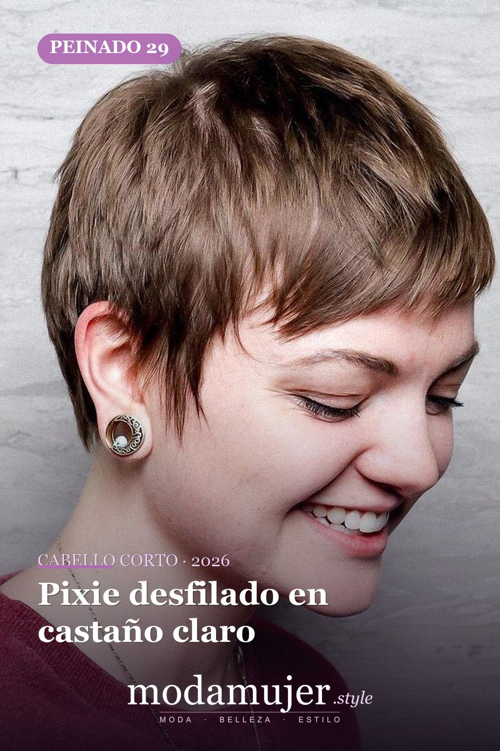 Pixie desfilado en castaño claro — corte de cabello corto y picado para 2026