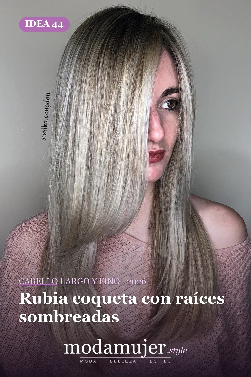 Rubia coqueta con raíces sombreadas