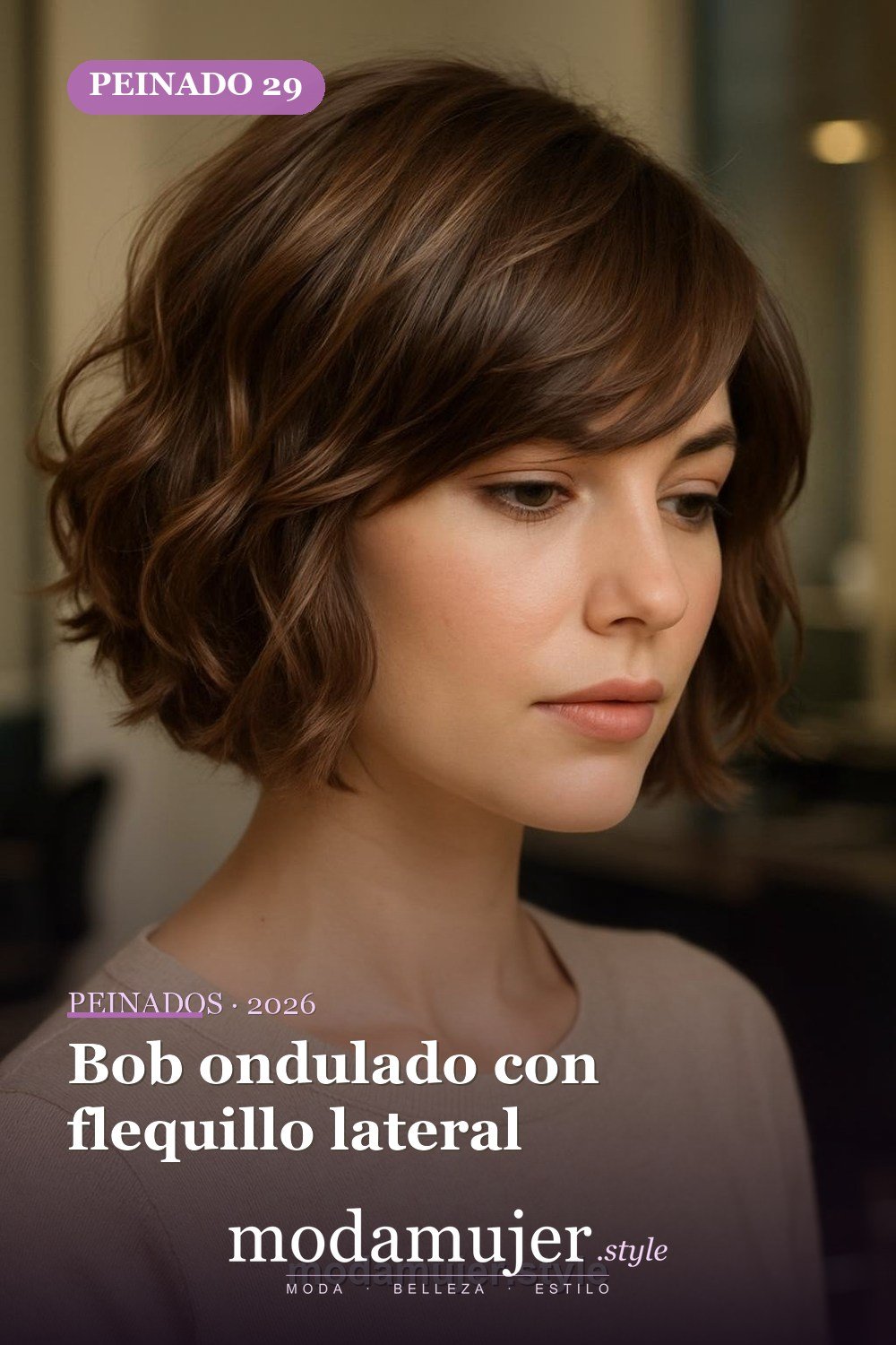 Bob ondulado con flequillo lateral — 30 cortes de pelo corto para mujer en 2026