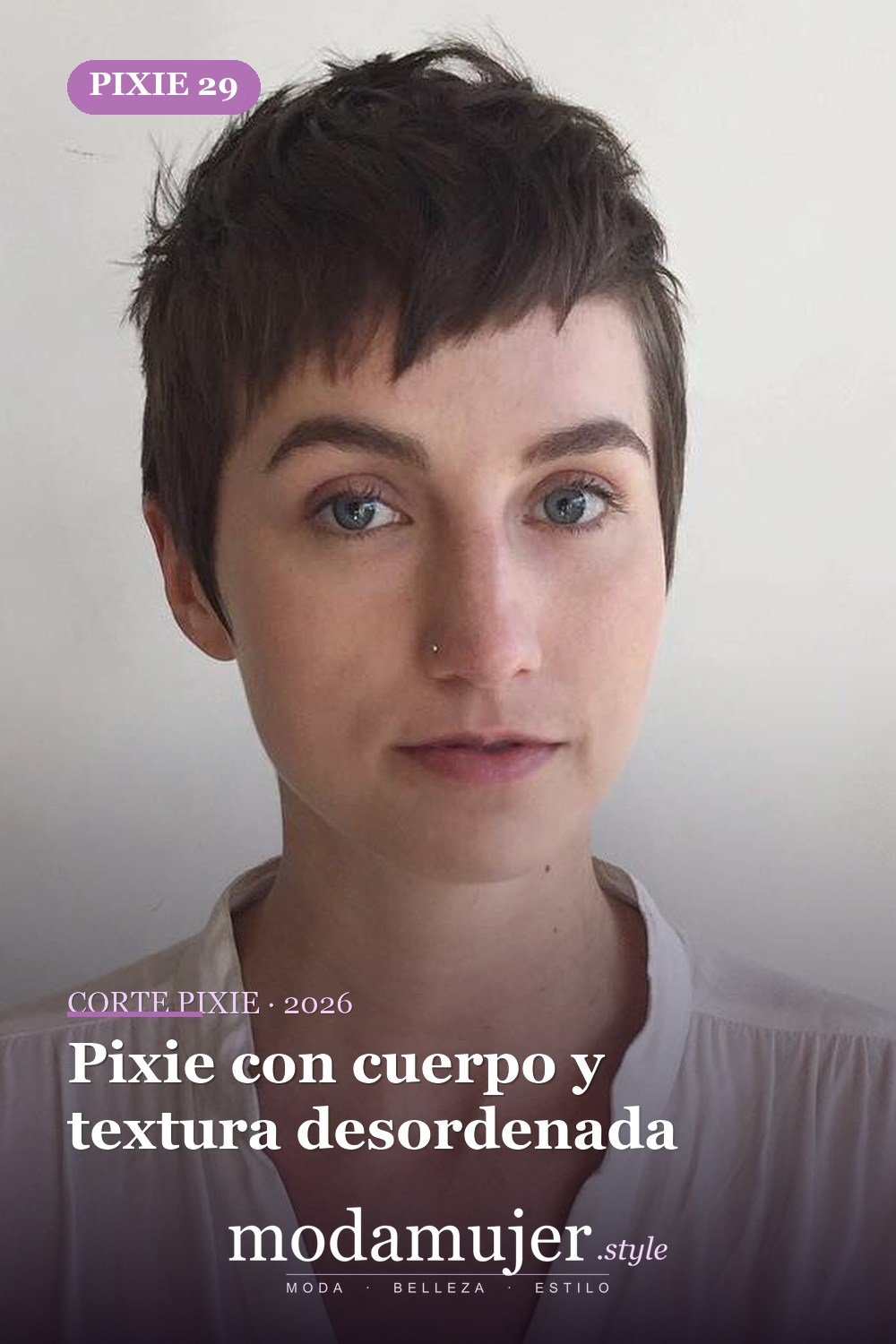 Pixie con cuerpo y textura desordenada — corte de pixie corto 2026