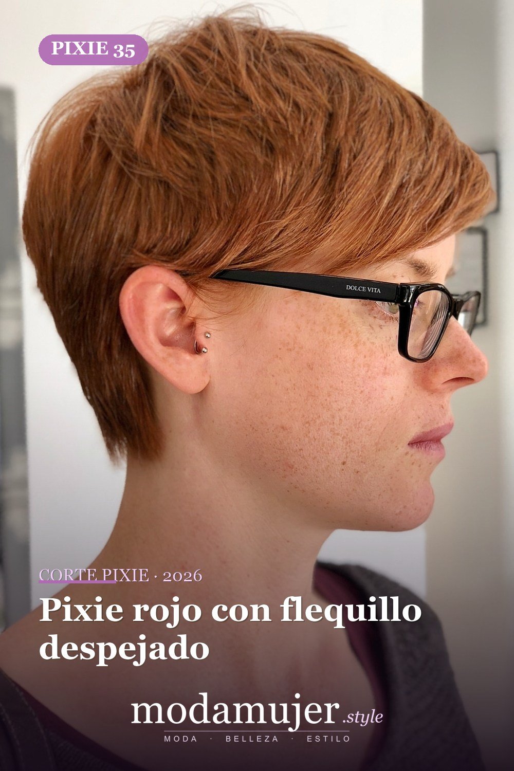 Pixie rojo con flequillo despejado — corte de pixie corto 2026
