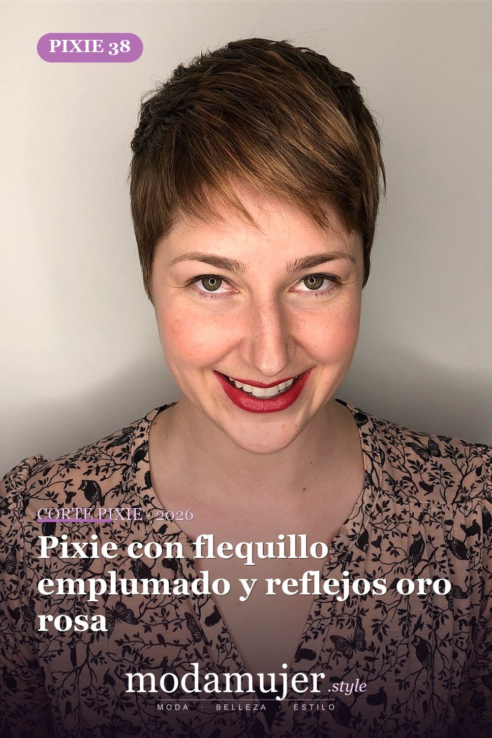 Pixie con flequillo emplumado y reflejos oro rosa — corte de pixie corto 2026