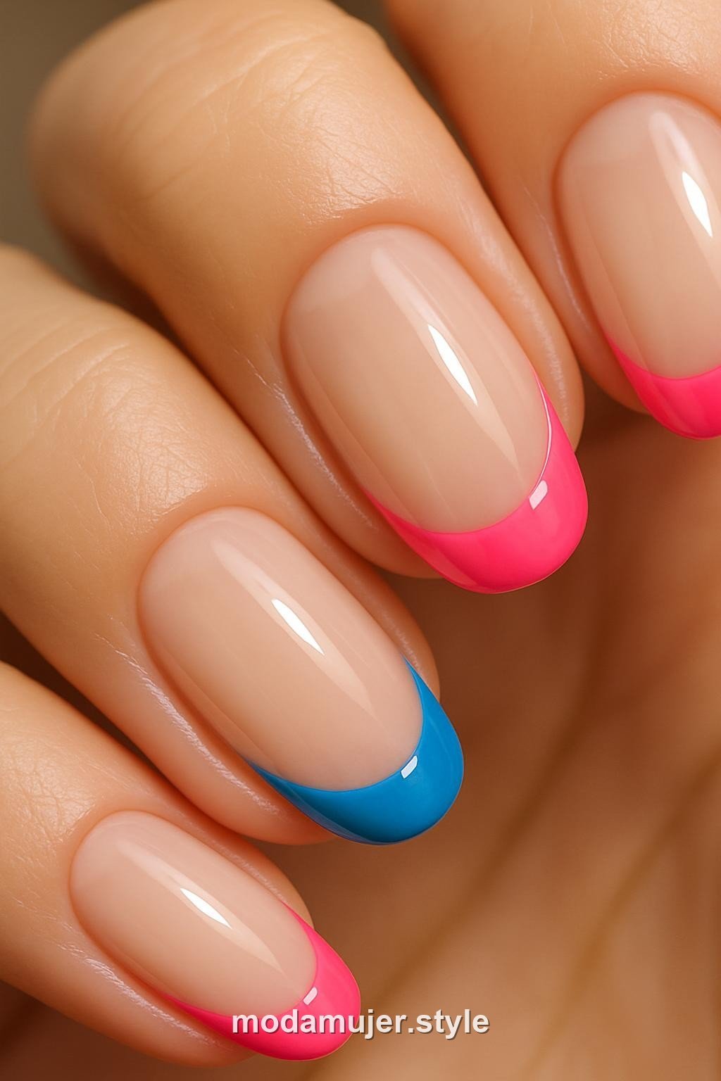 Uñas con manicura francesa de colores en las puntas