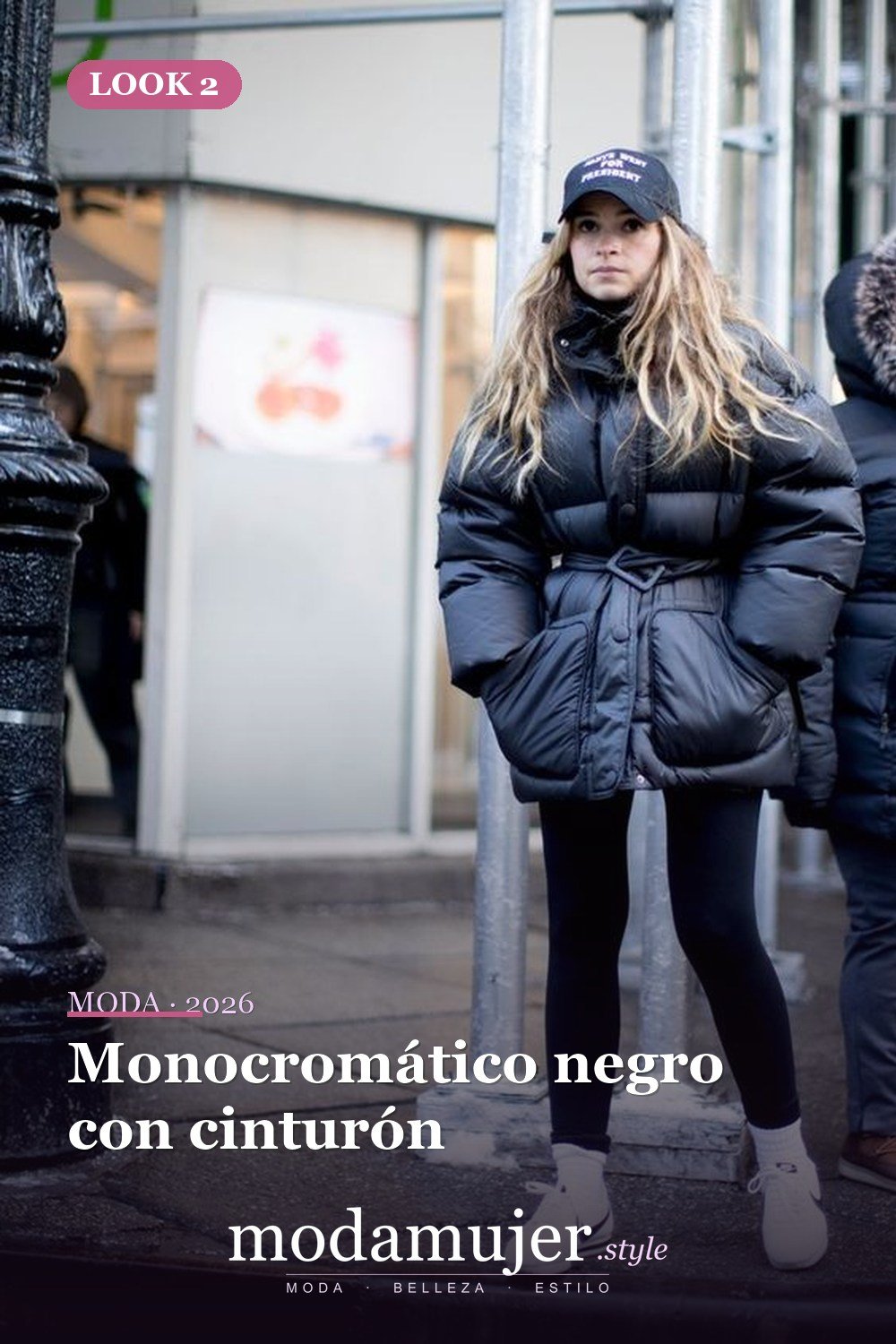 Monocromático negro con cinturón — Guía de abrigos acolchados: tipos y 23 ideas de looks 2026