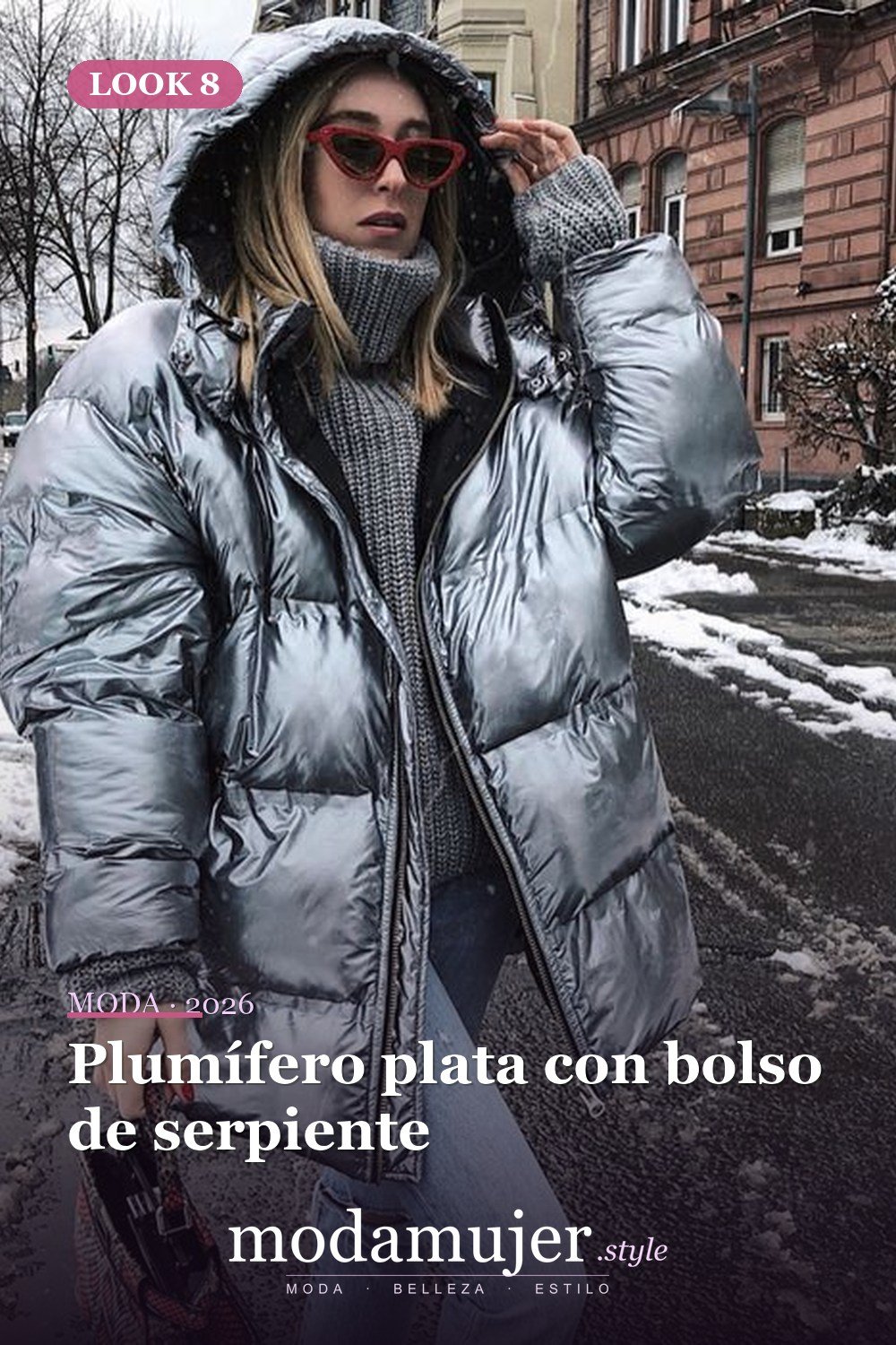 Plumífero plata con bolso de serpiente — Guía de abrigos acolchados: tipos y 23 ideas de looks 2026