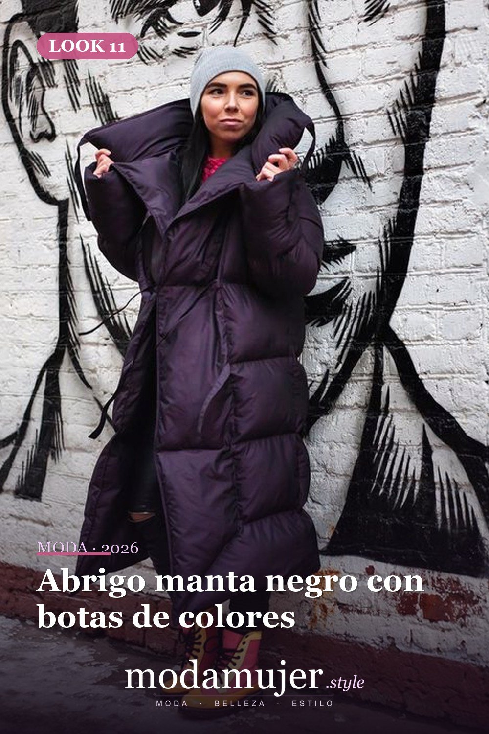 Abrigo manta negro con botas de colores — Guía de abrigos acolchados: tipos y 23 ideas de looks 2026