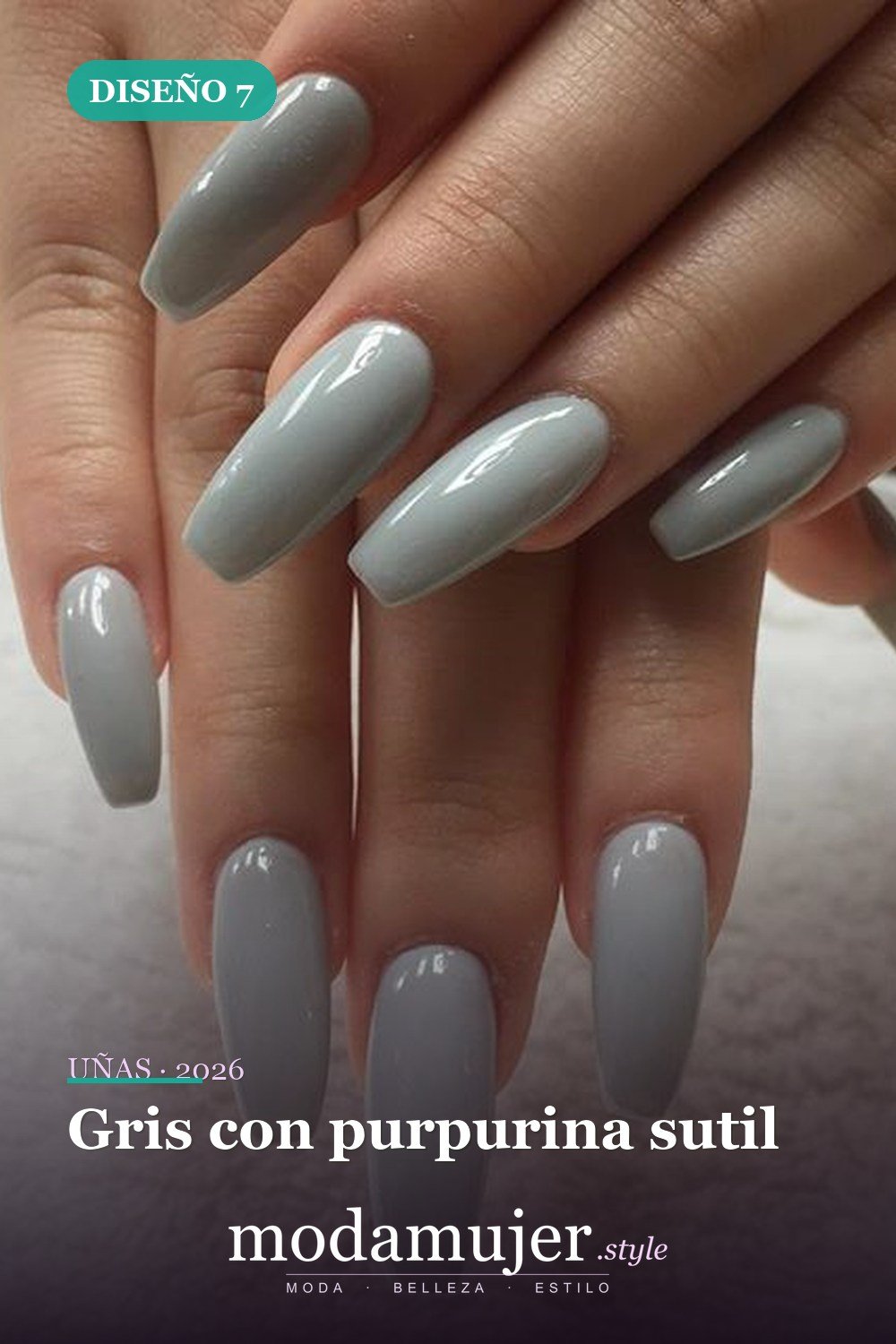 Gris con purpurina sutil — Las 85 mejores ideas grises para uñas que te encantarán