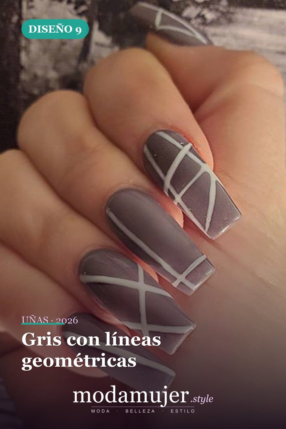Gris con líneas geométricas — Las 85 mejores ideas grises para uñas que te encantarán
