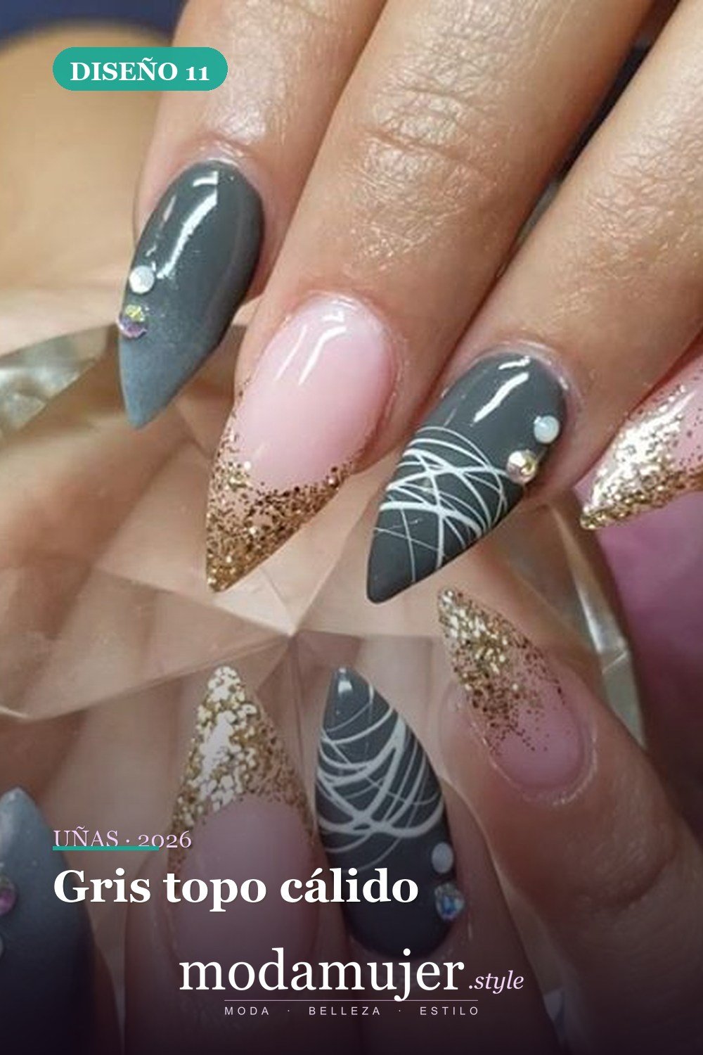 Gris topo cálido — Las 85 mejores ideas grises para uñas que te encantarán