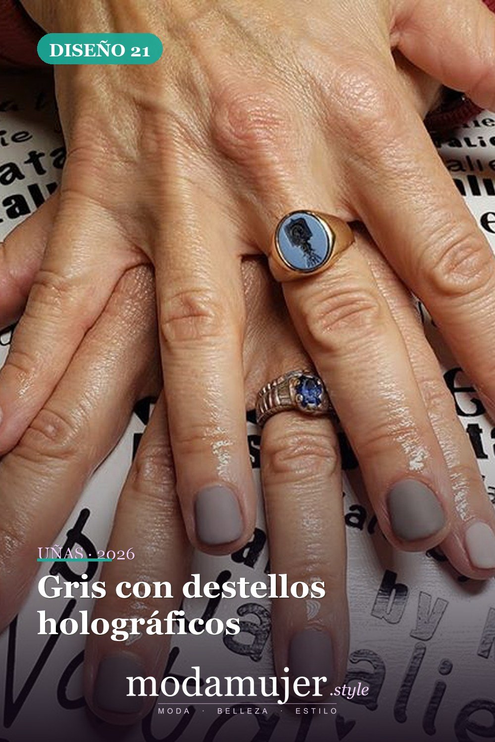 Gris con destellos holográficos — Las 85 mejores ideas grises para uñas que te encantarán