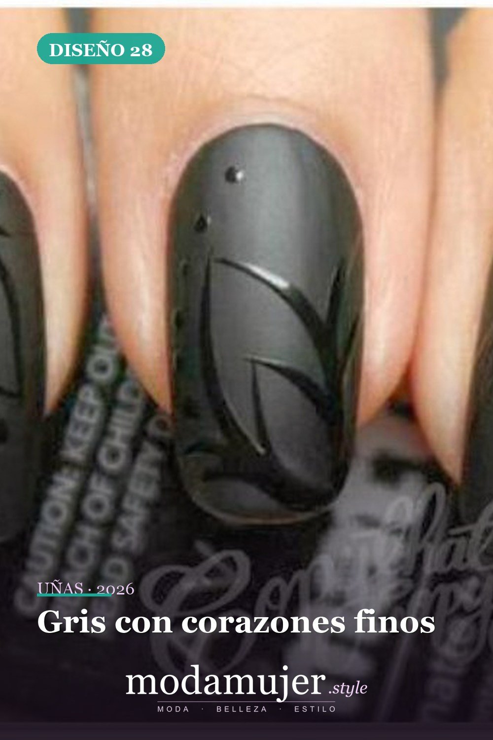 Gris con corazones finos — Las 85 mejores ideas grises para uñas que te encantarán