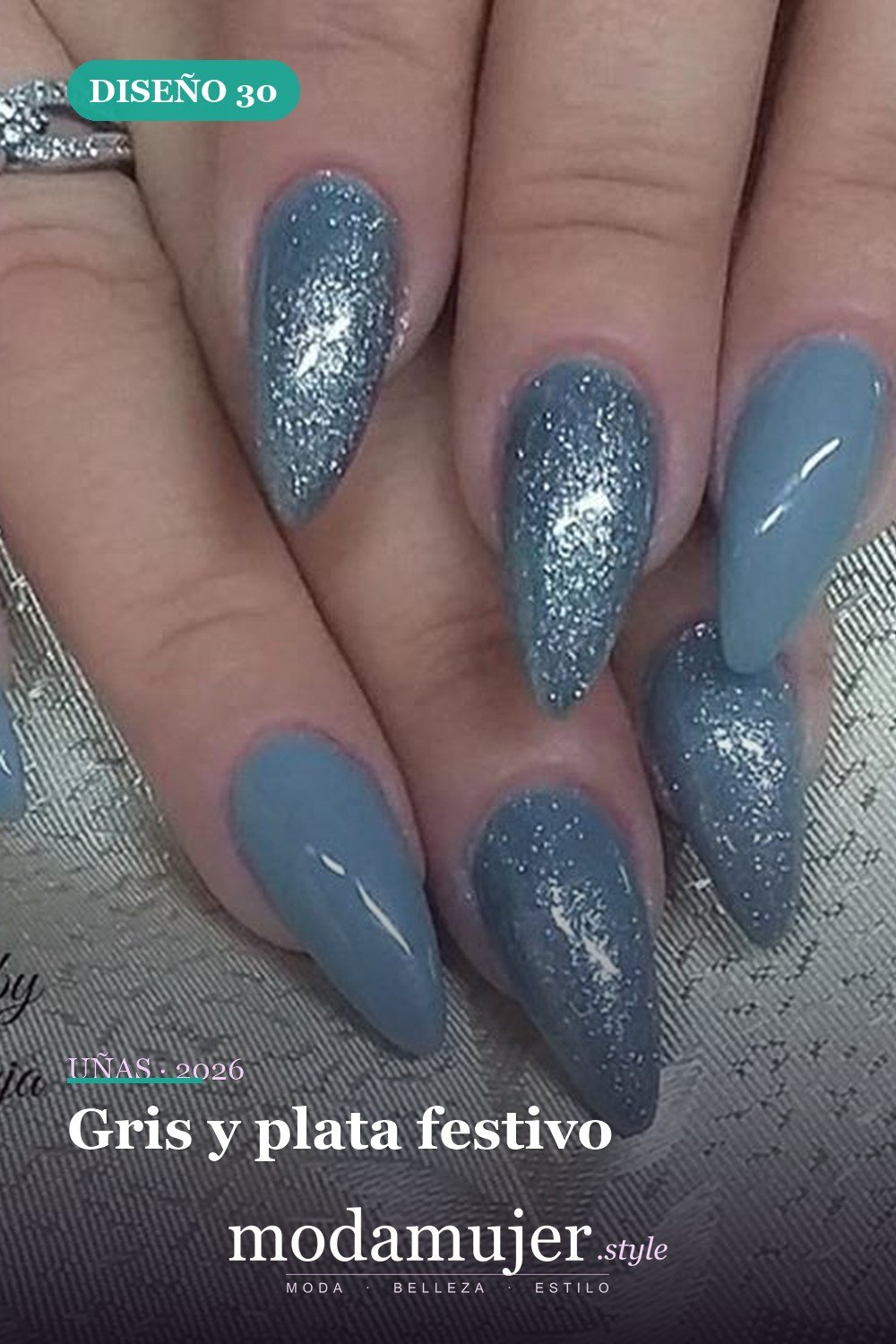 Gris y plata festivo — Las 85 mejores ideas grises para uñas que te encantarán