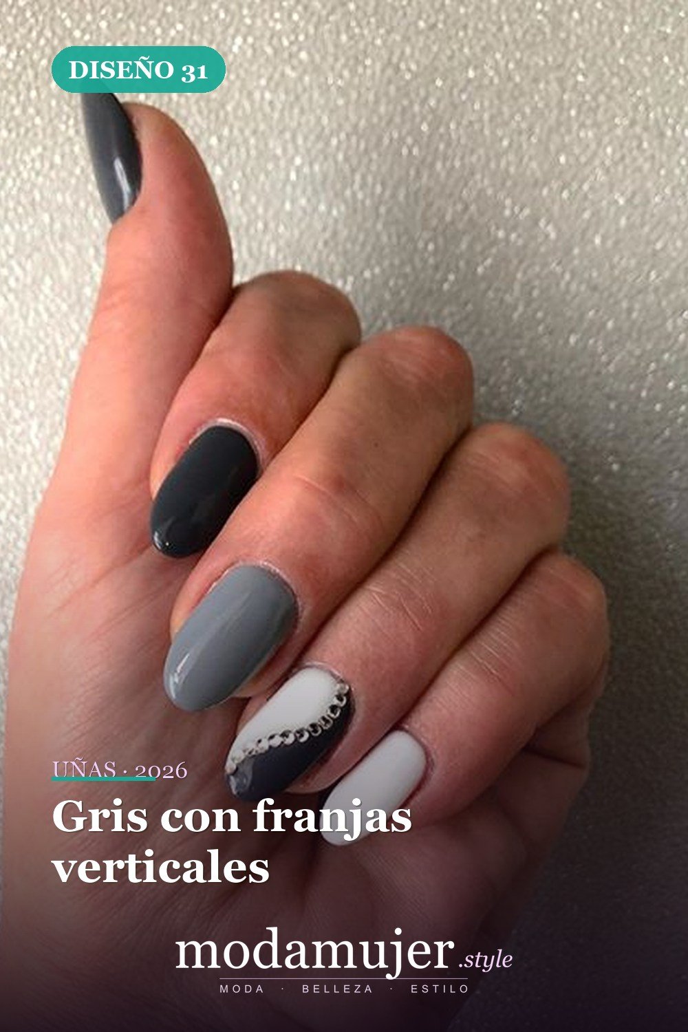 Gris con franjas verticales — Las 85 mejores ideas grises para uñas que te encantarán