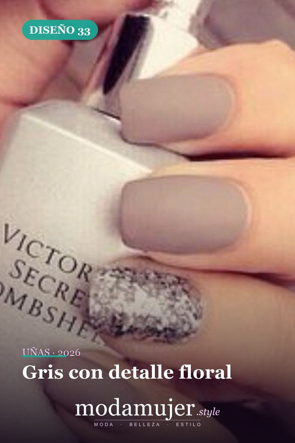 Gris con detalle floral — Las 85 mejores ideas grises para uñas que te encantarán