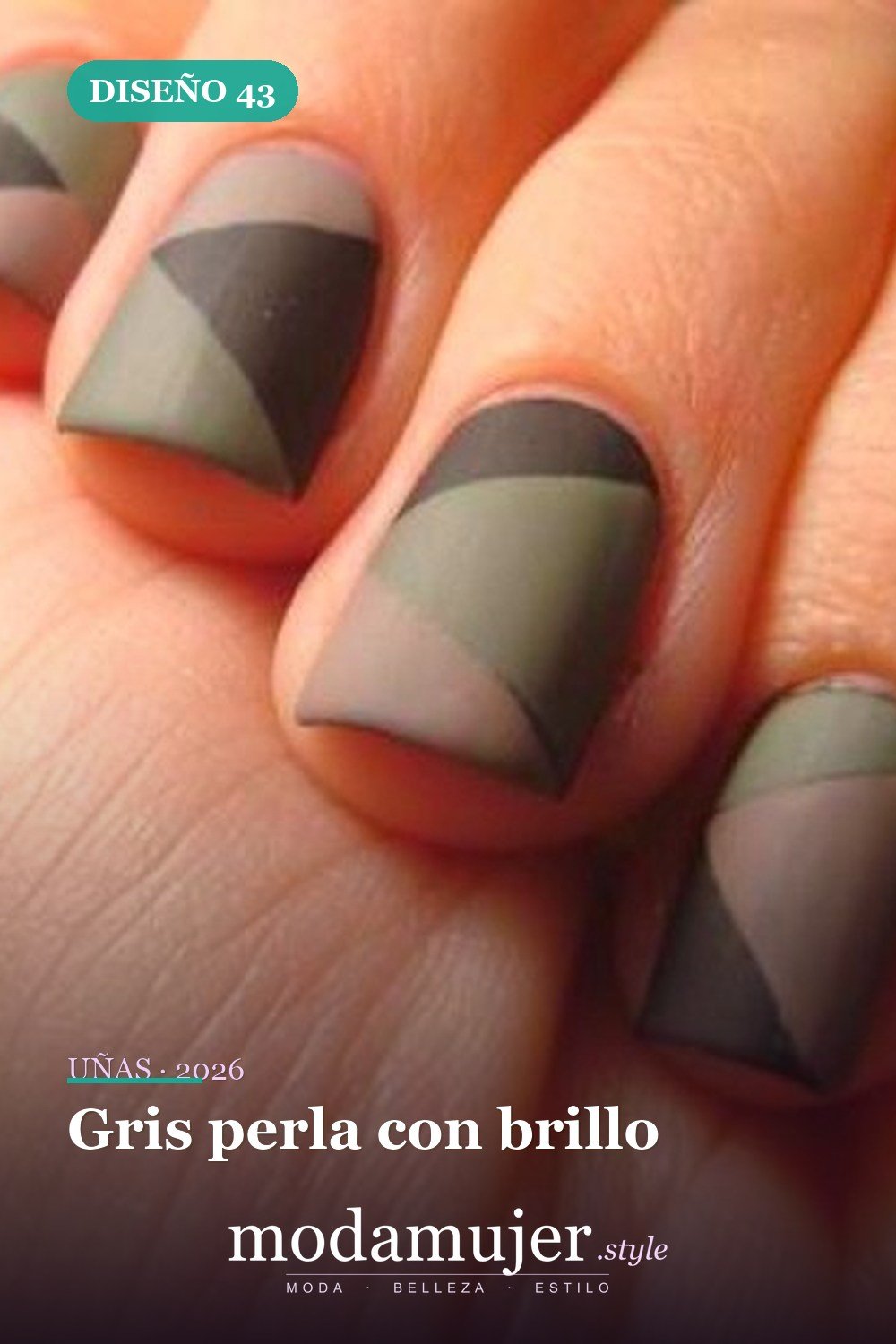 Gris perla con brillo — Las 85 mejores ideas grises para uñas que te encantarán