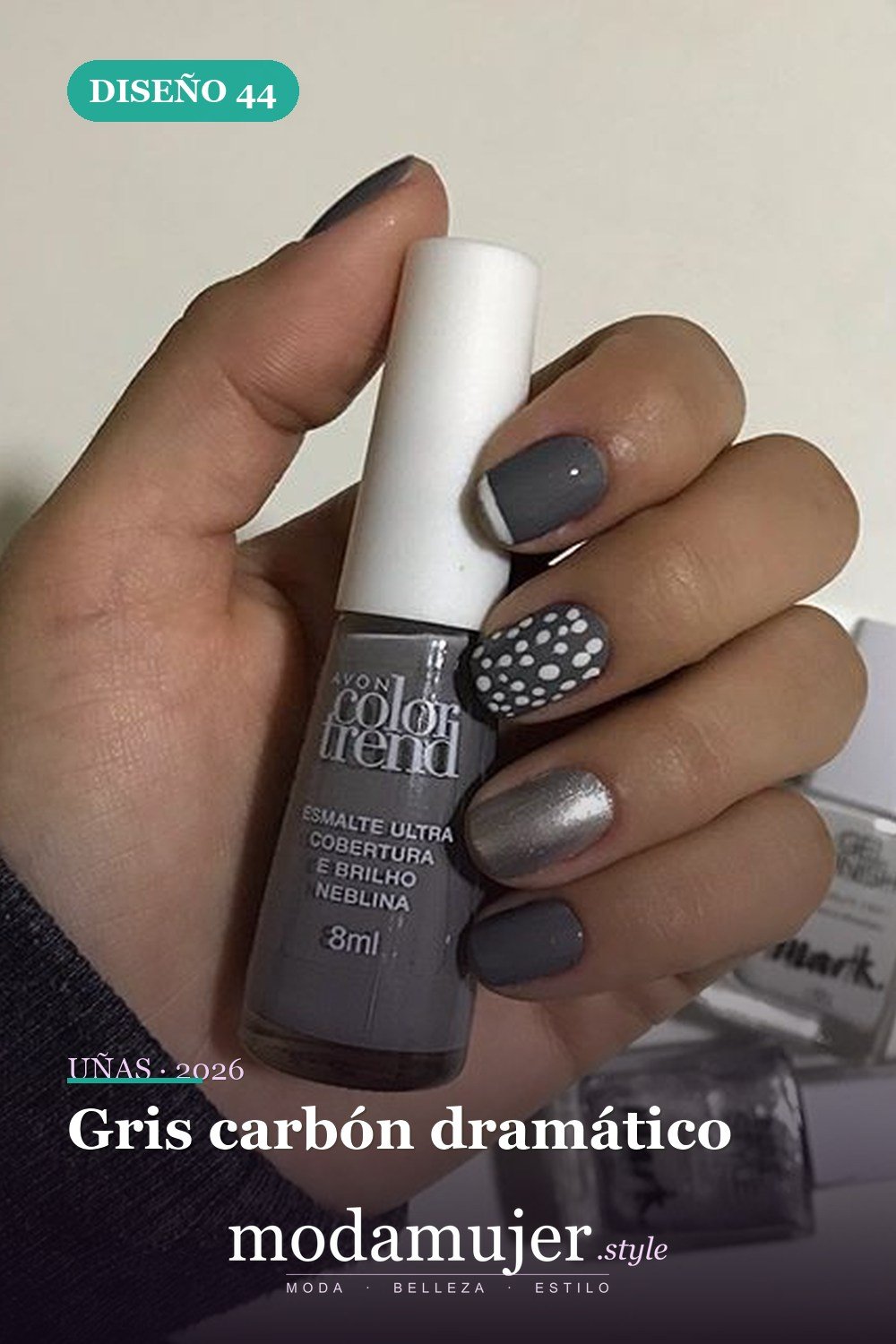 Gris carbón dramático — Las 85 mejores ideas grises para uñas que te encantarán