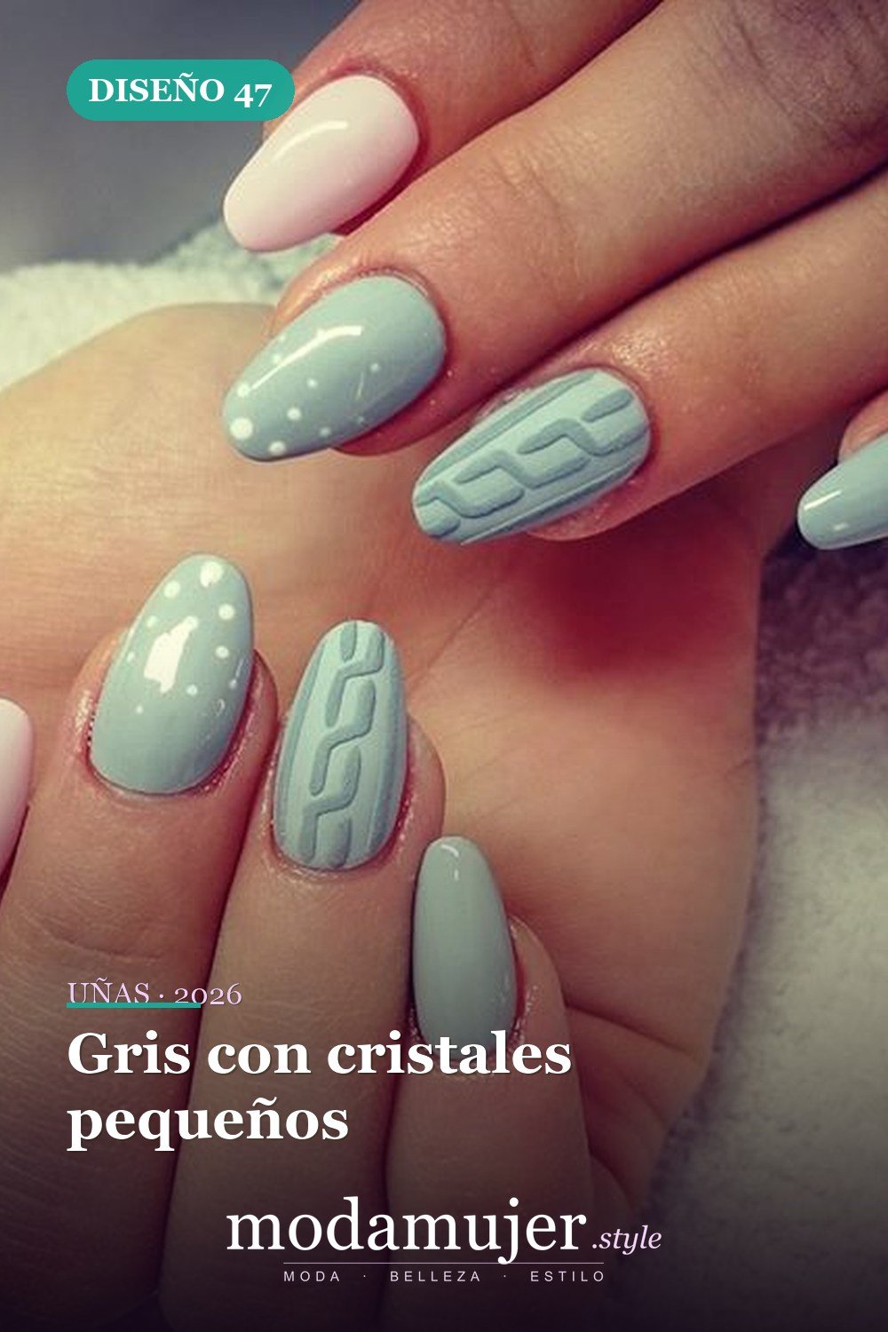 Gris con cristales pequeños — Las 85 mejores ideas grises para uñas que te encantarán