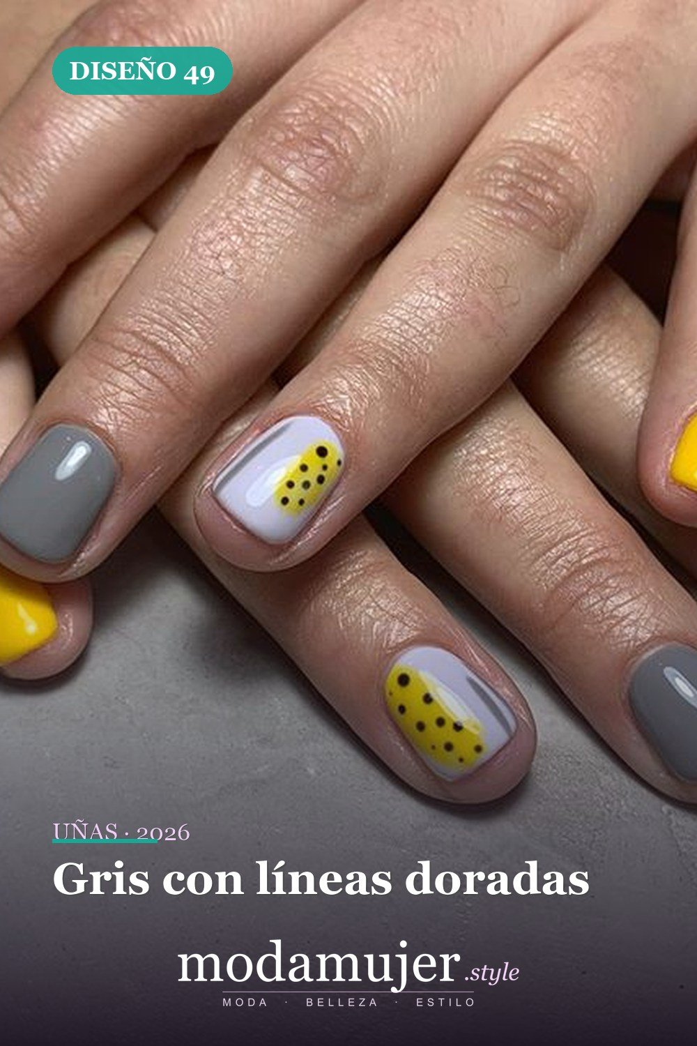 Gris con líneas doradas — Las 85 mejores ideas grises para uñas que te encantarán