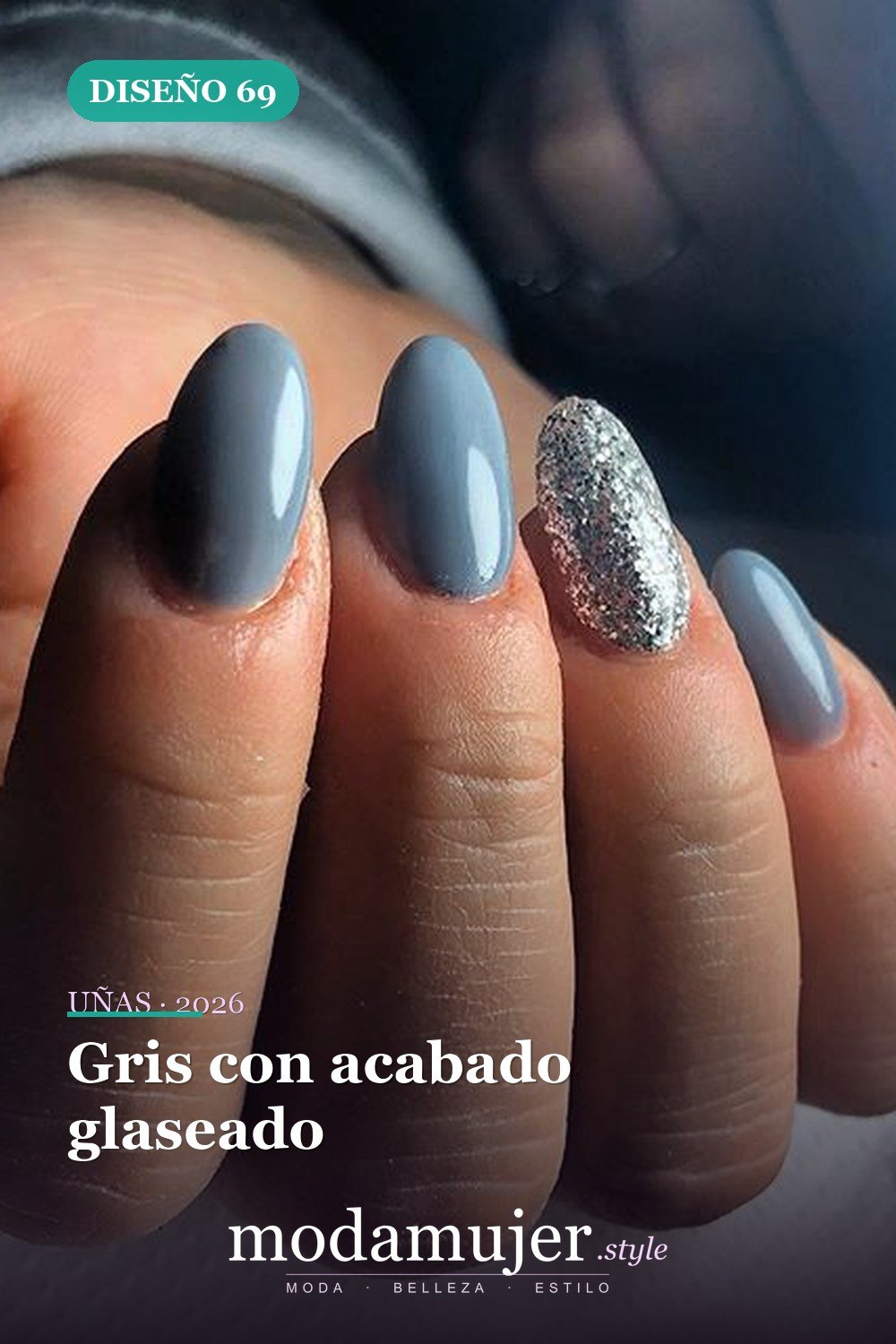 Gris con acabado glaseado — Las 85 mejores ideas grises para uñas que te encantarán