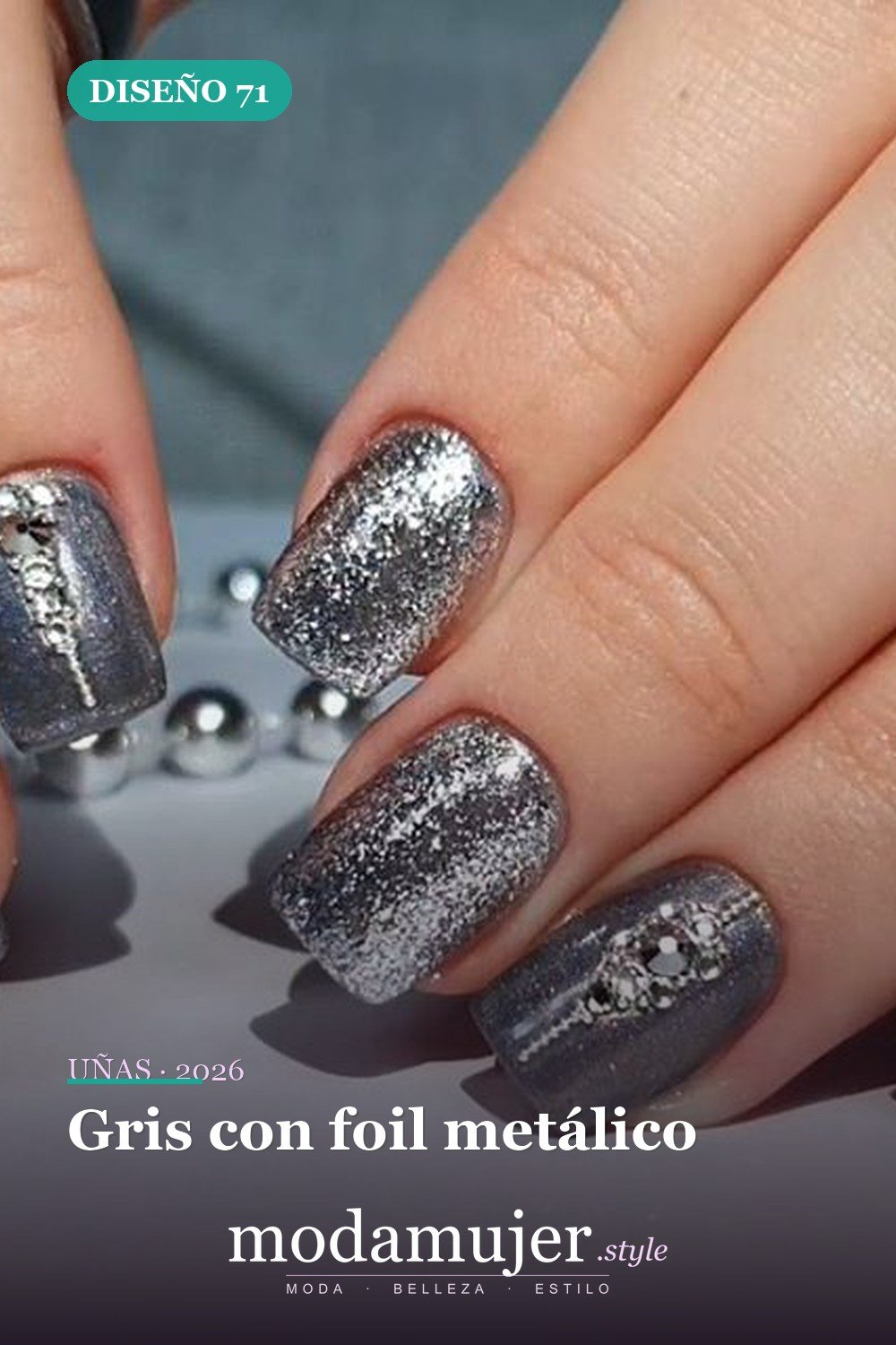 Gris con foil metálico — Las 85 mejores ideas grises para uñas que te encantarán