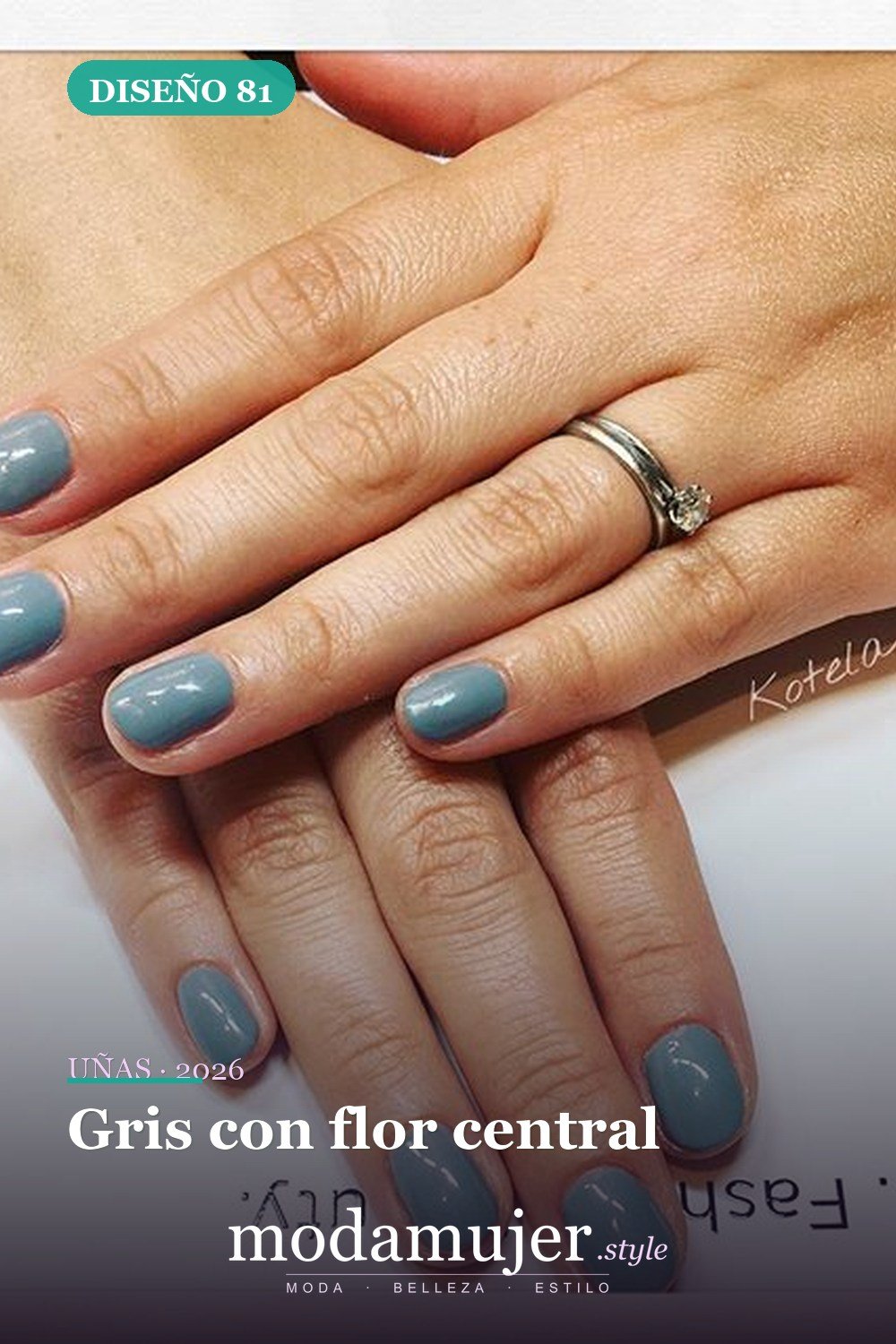 Gris con flor central — Las 85 mejores ideas grises para uñas que te encantarán