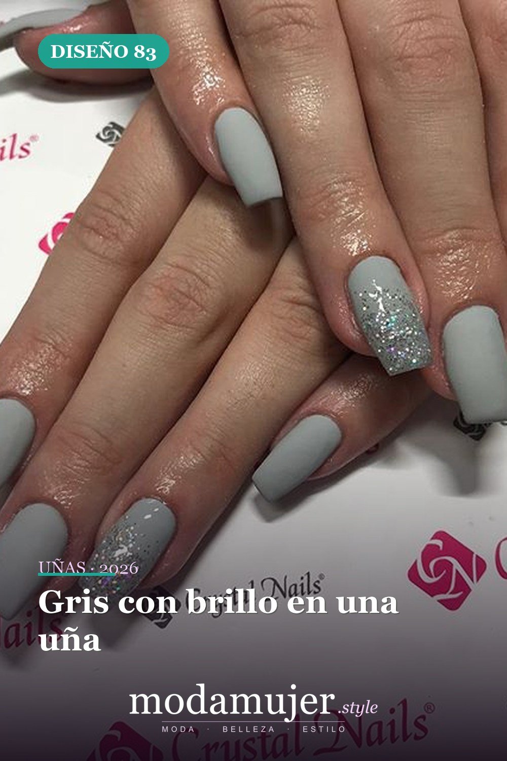 Gris con brillo en una uña — Las 85 mejores ideas grises para uñas que te encantarán
