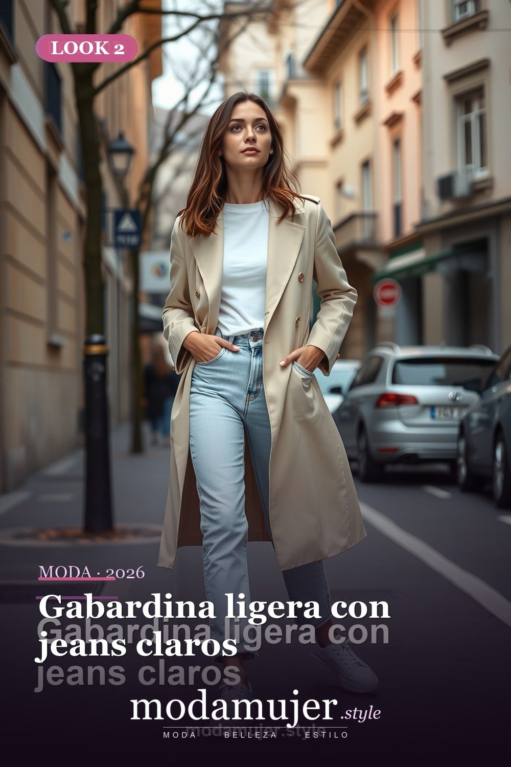 Gabardina ligera con jeans claros — 30 looks de primavera para mujer en 2026: ideas de entretiempo