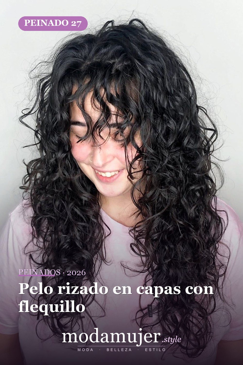 Pelo rizado en capas con flequillo — Los 49 mejores cortes de pelo en capas y peinados para 2026