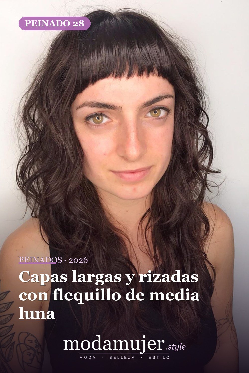 Capas largas y rizadas con flequillo de media luna — Los 49 mejores cortes de pelo en capas y peinados para 2026