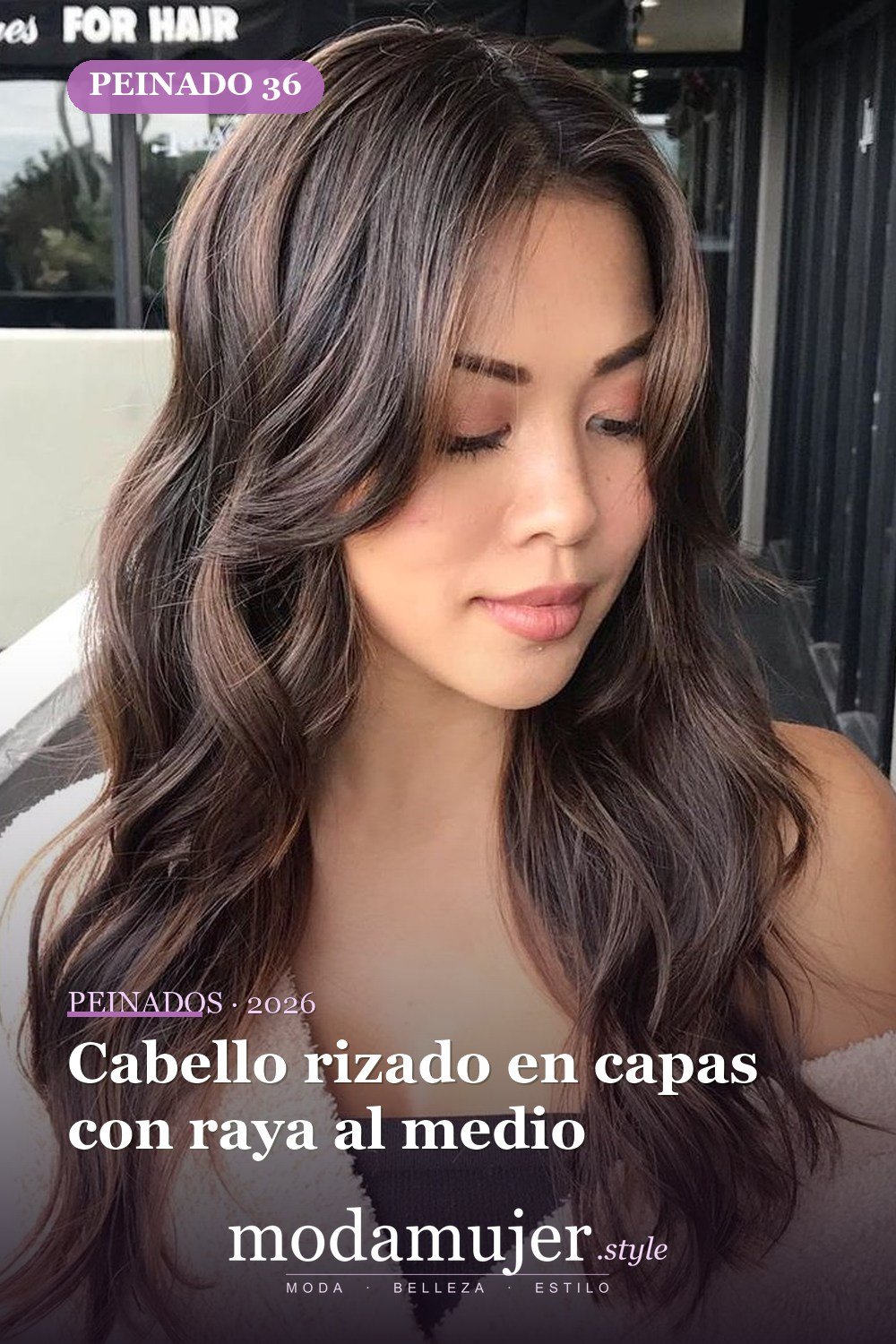 Cabello rizado en capas con raya al medio — Los 49 mejores cortes de pelo en capas y peinados para 2026