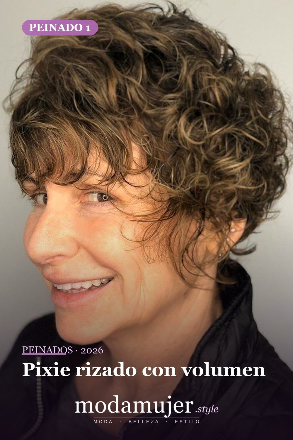 Pixie rizado con volumen — Los 50 mejores cortes de pelo y peinados para cabello corto y rizado en 2026