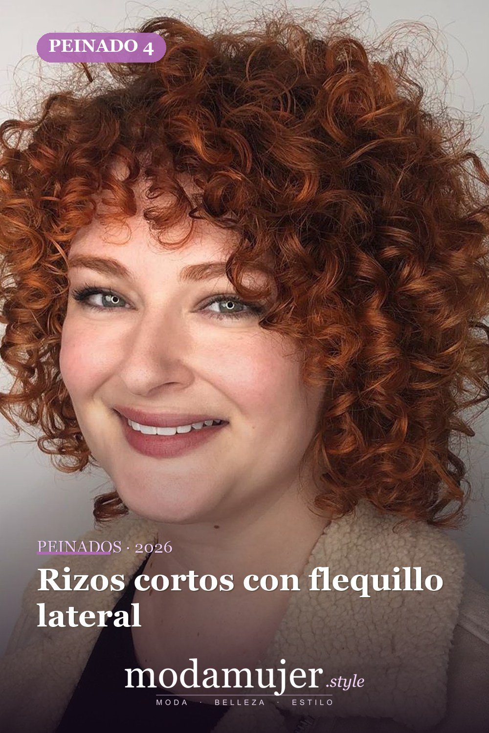 Rizos cortos con flequillo lateral — Los 50 mejores cortes de pelo y peinados para cabello corto y rizado en 2026
